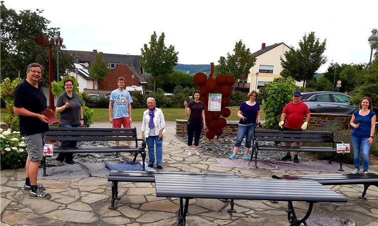 In einer gemeinsamen Aktion wurden die Tische und Bänke auf dem Bachemer-Dorfplatz gestrichen. Foto: privat