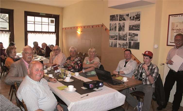 In einer gemütlichen Runde bei Kaffee und Kuchen betrachteten die Nachbarn einige Bilder aus Andernach von damals und heute.  Privat