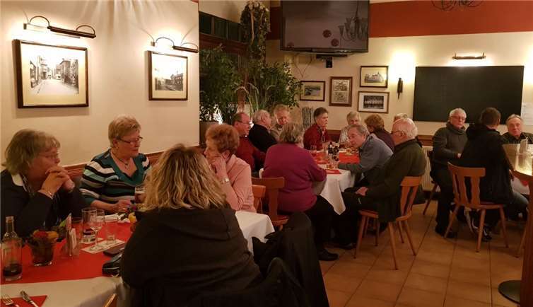 In einer gemütlichen Runde ließen die Mitglieder den Abend ausklingen.privat