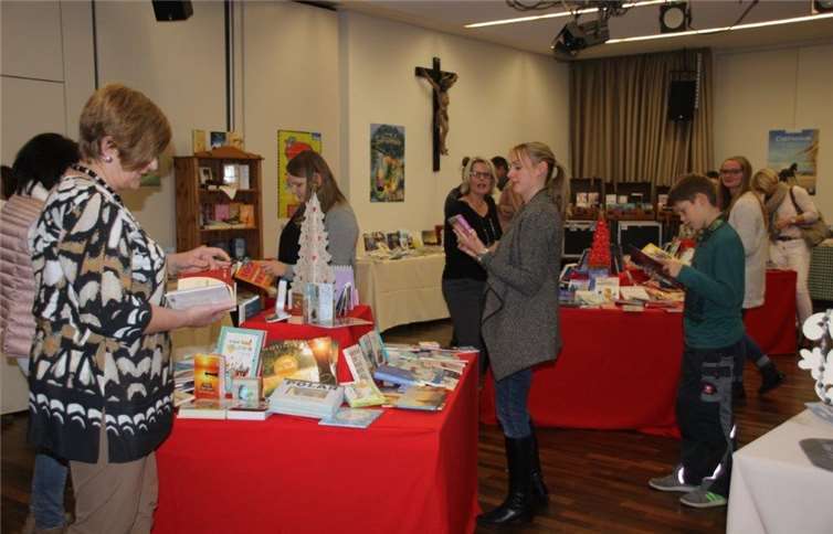 In einer großen Auswahl an Büchern, Kalendern und Geschenkartikeln konnte in Ruhe gestöbert werden. privat