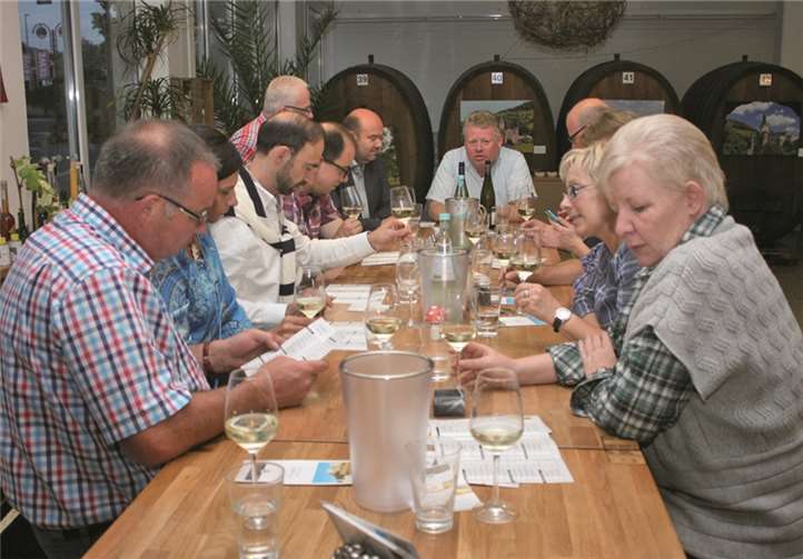 In einer großen Runde wurden die verschiedenen Weinsorten probiert.privat