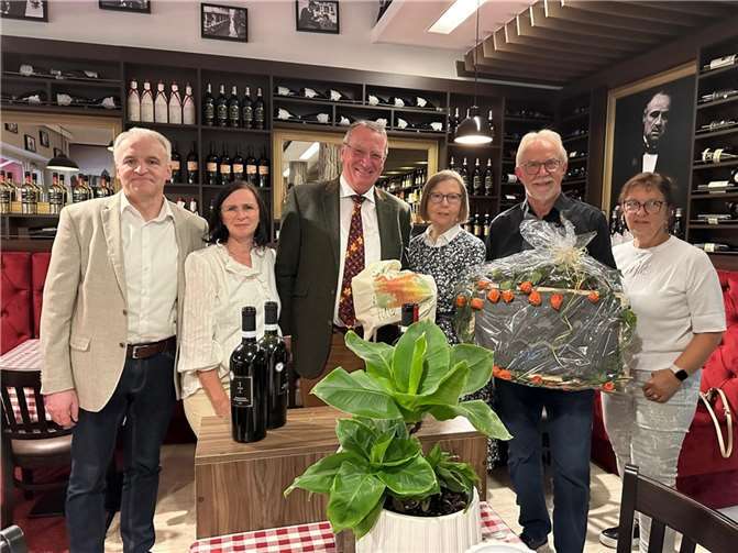 In einer gut koordinierten Sammelaktion kam spontan die stolze Summe von 8.500 Euro zusammen.Foto: Hans Otto Schade