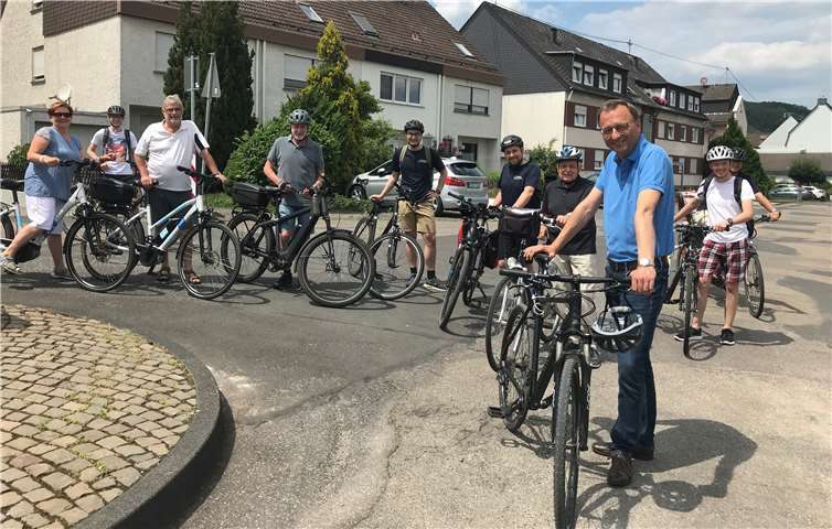 In einer gutgelaunten Gruppe haben der CDU-Bundestagsabgeordnete Josef Oster und der CDU-Landtagsabgeordnete Torsten Welling eine kleine Radtour im Moseltal unternommen.Foto: privat