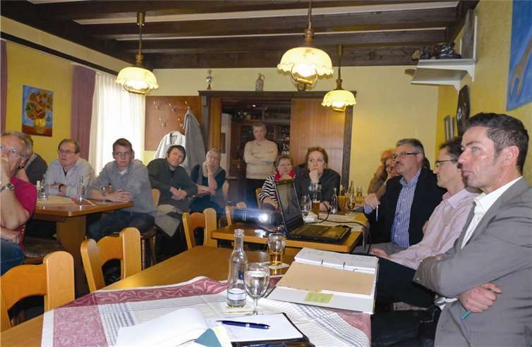 In einer harmonisch verlaufenden Anwohnerversammlung wurde der Ausbau des Teilstücks Fallerstraße ausführlich erläutert. FRE