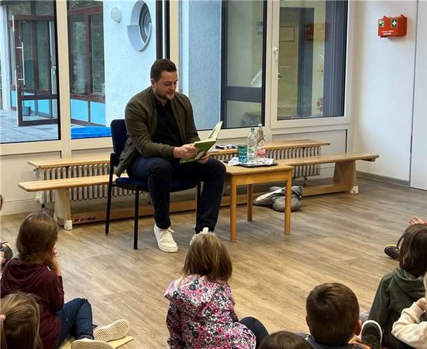 In einer herzlichen Atmosphäre las Diedenhofen den begeisterten Kindern aus zwei Büchern vor.  Foto: Gaby Wirtz