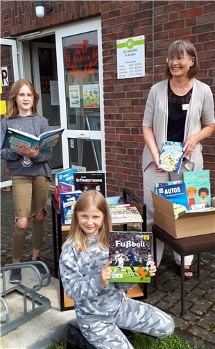 In einer kleinen Auswahl ausleihfähiger Bücher konnten bereits die Schwestern Nina (12 J.) und Emma (10 J.) stöbern. Foto: privat