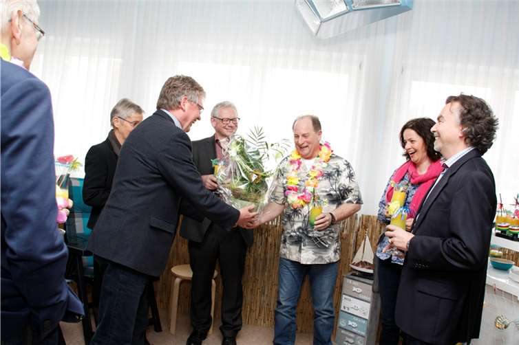 In einer kleinen Feierstunde, an der auch Verbandsgemeindebürgermeister Werner Grüber (links) teilnahm, wurde die neue Sonnensimulationsanlage Mitte März offiziell in Betrieb genommen. Einrichtungsleiter Frank-Ulrich Kron (3. von rechts) freut sich, dass seine Bewohnerinnen und Bewohner nun auch von den positiven Effekten profitieren können.Franziska Sprenger