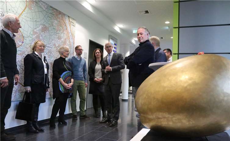 In einer kleinen Feierstunde bedankte sichBürgermeister Bert Spilles für das großartige Geschenk. Fotos: StF