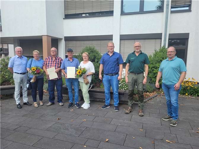 In einer kleinen Feierstunde dankten Bürgermeister Volker Mendel, Revierleiter Tobias Kämpf, Büroleiter Philipp Rasbach und Personalratsvorsitzender Heiko Weller Hans-Georg Adams und Christoph Frauzem für die jahrzehntelangen treuen Dienste. Quelle: VG Puderbach
