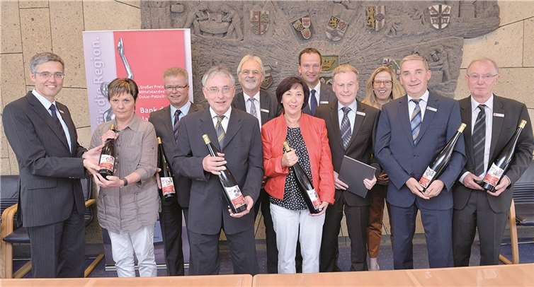 In einer kleinen Feierstunde gratulierten Vorstand und Personalrat sechs verdienten Mitarbeitern für 40 Jahre Treue zur Kreissparkasse Mayen. Die Sparkassendirektoren Peter Schaaf (4.v.r.), Karl-Josef Esch (l.), Christoph Weitzel (stv. Vorstandsmitglied, 5.v.r.) und Ottmar Nürnberg (stv. Vorstandsmitglied, 5.v.l.) ließen im Beisein der Personalratsvorsitzenden Anne Püsch (3.v.r.) die beruflichen Stationen der Jubilare Revue passieren und bedankten sich mit Urkunden und einer Sonderabfüllung Rotwein für den geleisteten 40-jährigen Einsatz bei Margot Arenz (Mitte), Siegfried Begler (2.v.r.), Hermann-Josef Mayer (r.), Josef Reinhold (4.v.l.), Christel Schäfer (2.v.l.) und Klaus-Jürgen Schäfer (3.v.l.).  Privat