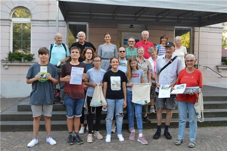 In einer kleinen Feierstunde hat Remagens Beigeordneter Volker Thehos am vergangenen Freitag im Namen von Bürgermeister Björn Ingendahl im Beisein der Klimaschutzbeauftragten von der Stadtverwaltung, Chantal Zinke, die aktivsten Teams und Teilnehmer der Aktion Stadtradeln 2021 geehrt.Foto: AB