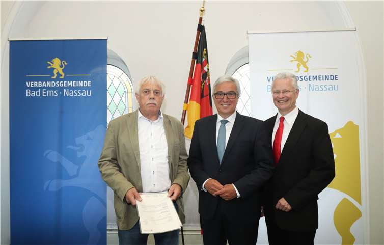 In einer kleinen Feierstunde überreichte der Staatsminister des Innern, Roger Lewentz (m.), die Bewilligungsbescheide. Foto: privat