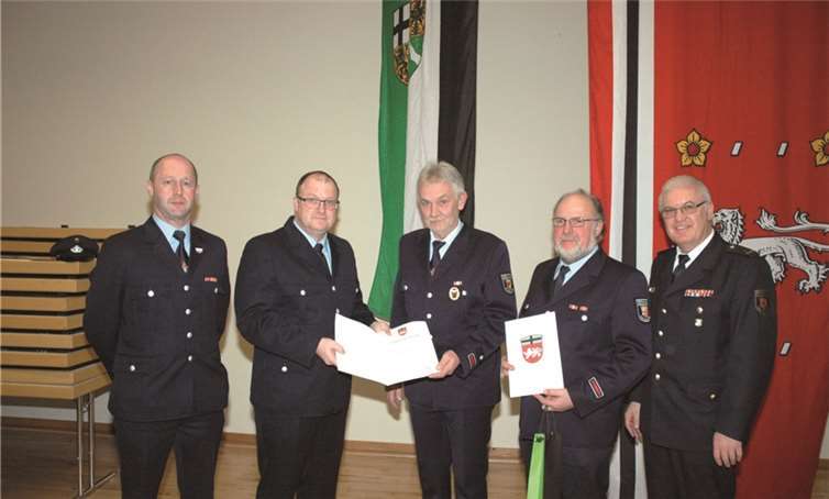 In einer kleinen Feierstunde verabschiedete Bürgermeister Guido Nisius (2.v.li.) verdiente Feuerwehrleute im Beisein von Wehrleiter Dieter Merten (li.) und Kreisfeuerwehrinspekteur Udo Schumacher (re.): Siegfried Rausch (Mitte) und Alfred Gillessen (2.v.re.). UM