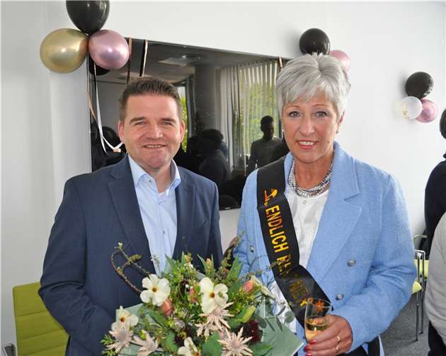 In einer kleinen Feierstunde verabschiedete Bürgermeister Holger Jung seine Fachbereichsleitung Monika Biesterfeldt in den verdienten Ruhestand. Foto: Stadt Meckenheim