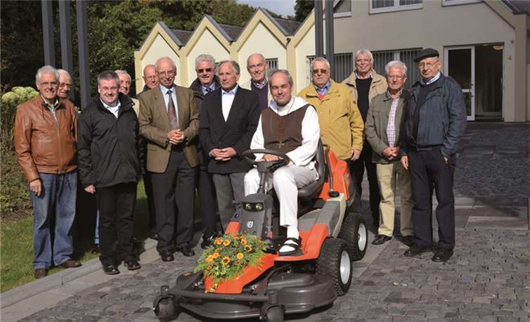 In einer kleinen Feierstunde wurde am Sonntagmorgen im Anschluss an die Heilige Messe in der Apollinariskirche ein neuer Sitzrasenmäher vor den Toren der Apollinariskirche vom Guardian Pater Bartholomé eingesegnet.AB