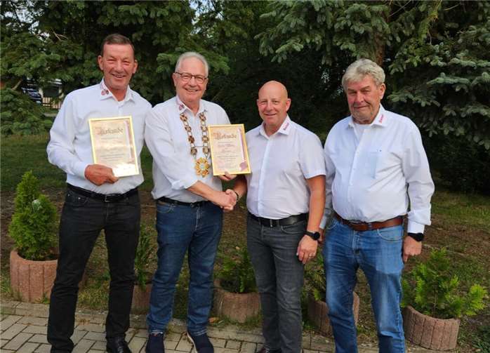 In einer kleinen Feierstunde wurde die Ernennungsurkunde sowie der Senatsorden überreicht.  Foto: privat