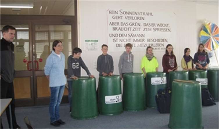 In einer kleinen Feierstunde wurden die Baumwollbeutel übergeben. privat