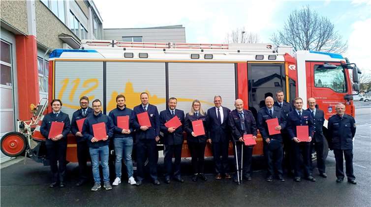 In einer kleinen Feierstunde wurden zehn Feuerwehrleute aus der VG Montabaur in höhere Dienstgrade befördert.  Foto: VG Montabaur / Monique Brill