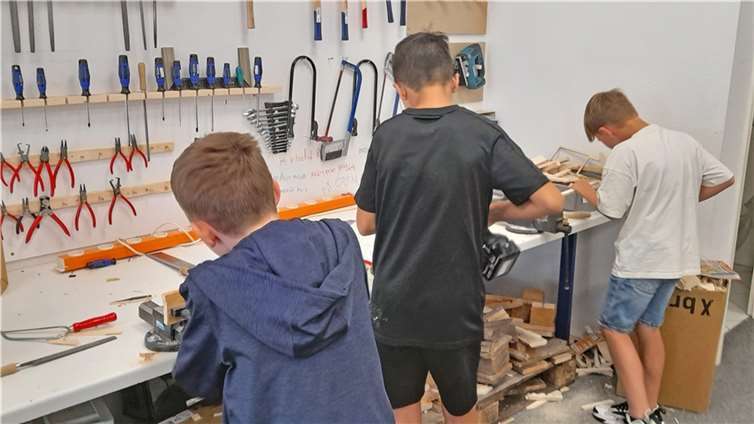 In einer kleinen Holzwerkstatt des MakerSpace MYK in Bendorf konnten die Kinder Holzstücke schnitzen, sägen und basteln. Foto: Kreisverwaltung MYK/Lea Bales