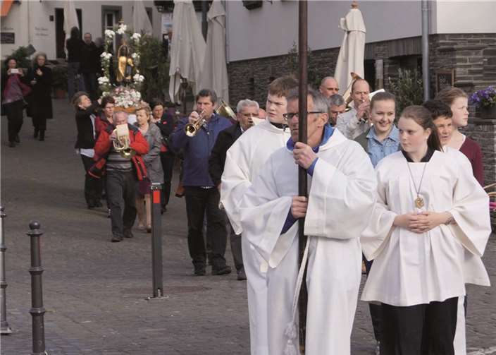 In einer kleinen Prozession wird die Schwarze Madonna zunächst durch Beilstein geleitet.MT