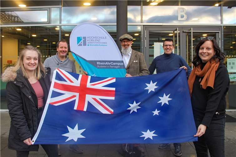 In einer kleinen Runde verabschiedete der Bereich Sprachen/Internationales am RheinAhrCampus die Sportmanagementstudentin Saskia Münch. V.l.n.r: Saskia Münch, Sebastian Schneider, Dr. Laurent Borgmann, Andreas Faulstich und Sarah Krajewski. Foto: RheinAhrCampus