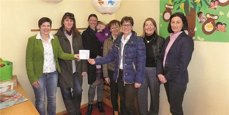 In einer kleinen Runde wurde der Scheck übergeben. privat