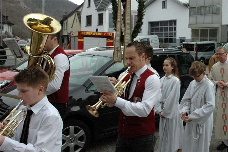 In einer kurzen Prozession zogen die Kinder zusammen mit Pfarrer Volker Dupont zur St. Andreaskirche.