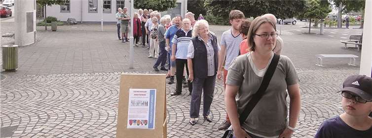 In einer langen Schlange und mit aufgestellten Schildern brachten die Bürger Ihren Protest zum Ausdruck.Privat