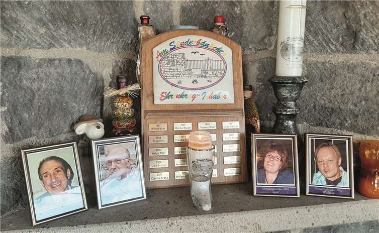 In einer lauschigen Gartenlaube erinnern eine Namenstafel und einige Portraits an die noch lebenden und inzwischen verstorbenen Ehrenkrug-Inhaber.