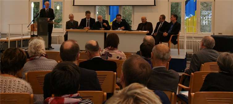 In einer lebhaften Diskussion eröffnete sich für die Teilnehmer der Fachtagung des Ethik-Institutes die Möglichkeit des Austausches mit den sechs Fachexperten, die zuvor in Impulsreferaten interdisziplinäre Sichtweisen eröffnet hatten: Die Moderatoren (v.l.n.r.) Professor Dr. Dr. Thomas Heinemann (Vallendar) und PD Dr. Rudolf Giertler (Erfurt) sowie die sechs Referenten der Impulsreferate Patrick Schnieder MdB (Berlin), Dr. Peter Ehscheidt (Neuwied), Dr. Eckart Feifel (Stuttgart), Professor Dr. Hans-Bernhard Wuermeling (Erlangen), Professor Dr. Dr. Holger Zaborowski (Vallendar) und Rainer Beckmann (Würzburg).