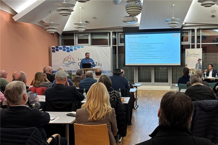 In einer lebhaften Fragerunde nutzten die Teilnehmenden die Gelegenheit, Details zu Investitionskosten und den potenziellen Erlösen gegenüber der festen Einspeisevergütung zu klären.