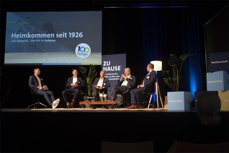 In einer lockeren Talkrunde reflektierten Moderator Martin Schultheiß, GSG-Geschäftsführer David Meurer, Alexander Rychter vom VdW Rheinland Westfalen, Beigeordneter Ralf Seemann und Oberbürgermeister Jan Einig die Zukunftsaufgaben der städtischen Wohnungsgesellschaft, die im Deichherz ihr 100-jähriges Bestehen feierte. 