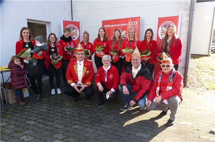 In einer normalen Session zaubern sie mit ihren Tanzgarden des CCO die Faszination Fastnacht auf die Bühnen - in dieser Session erhielten die Trainerinnen nun ihren Sessionsorden zusammen mit einem Dankeschön des Vorstands für ihr Engagement in den vergangenen Monaten bei einem Treffen nach 2G-Richtlinien auf dem CCO-eigenen Grundstück.  Fotos: CCO