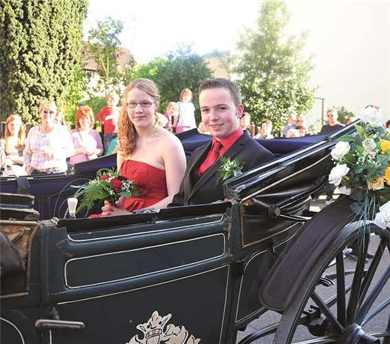 In einer offenen Kutsche ging es beim großen Festumzug für das Maikönigspaar Madeleine Adams und Bernhard Wördehoff durch den Ort.
