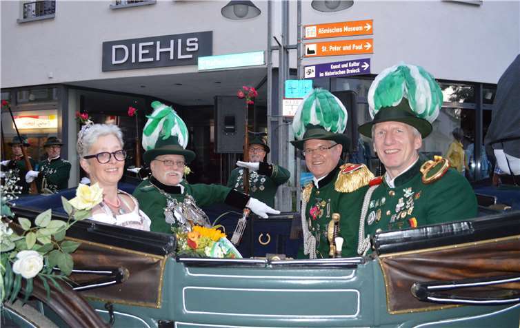In einer offenen Kutsche wurde das Königspaar Joachim Press und Natalie Hanke zum Marktplatz chauffiert.