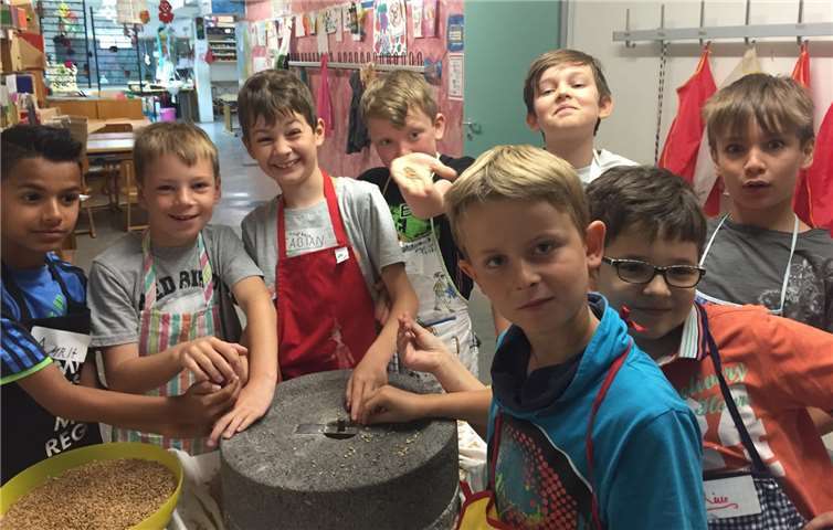 In einer praktischen Prüfung konnten die Teilnemer des „aid-Ernähungsführerscheins“ ihr erlerntes Wissen in die Tat umsetzen. privat