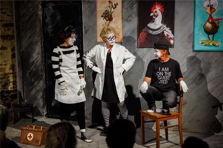 In einer rasanten Szenenfolge grotesker Situationen zeigten die Darsteller mit verblüffender Spiel- und Lesefreude, wie nah Normalität und Wahnsinn im Alltag beieinander liegen.Fotos: Mathias Erdmann