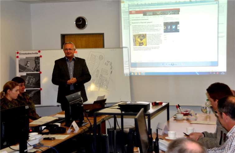 In einer überregional angelegten Übung probten Einsatzkräfte, Katastrophenschutzeinheiten und Behörden aus den Landkreisen Neuwied, Altenkirchen, Rhein-Lahn und Westerwald die Bekämpfung einer angenommenen Maul- und Klauenseuche (MKS) im Westerwald. Der Erste Kreisbeigeordnete und Dezernent für das Gesundheitswesen und Verbraucherschutz, Achim Hallerbach, begrüßte die Teilnehmer der Übung.Technische Einsatzleitung Landkreis Neuwied