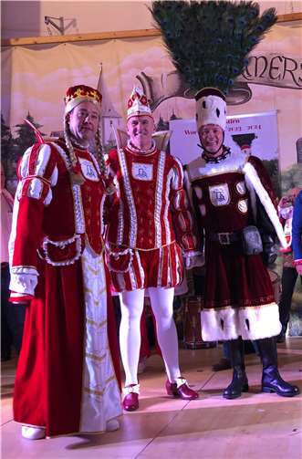 In einer vollständig ausverkauften Halle wurde das Wormersdorfer Dreigestirn der aktuellen Session proklamiert. Foto: privat