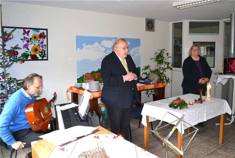 In einer vorweihnachtlichen Andacht begleiteten (v.li.) Franz Kiefer, Eberhard Thomas Müller und Maria Müller die Bewohnerinnen und Bewohner zur Krippe.  Foto: Günter Schlossmacher