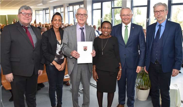 In einer würdigen und von Musikbeiträgen umrahmten Feierstunde verabschiedete die Schulgemeinschaft der Neuwieder Ludwig-Erhard-Schule Alfons Plag (Bildmitte mit Urkunde) in den Ruhestand. In zahlreichen Redebeiträgen und Grußworten wurde das knapp 42jährige Wirken Plags an der LES gewürdigt.