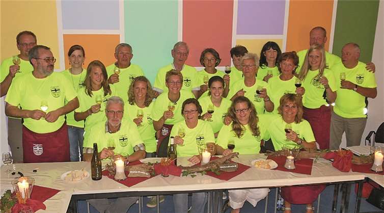 In einheitlichen T-Shirts präsentieren sich die Helfer des TuS Ahrweiler beim Weinfest. privat