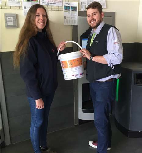 In einigen Meckenheimer Supermärkten hat die Malteser Jugend Sammelbehälter neben den Pfandautomaten aufgestellt. Foto: privat