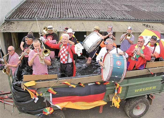 In eiskaltem Wasser spielte das Panikorchester tapfer ihre Stücke und gewann die Challenge. Anka Floßdorf