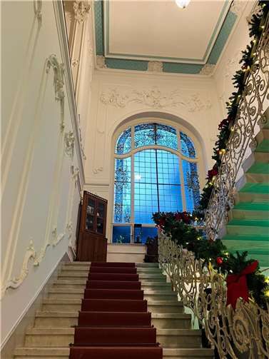 In enger Kooperation mit dem Denkmalschutz entstand die Villa Michels praktisch neu und präsentiert sich nun strahlender denn je.