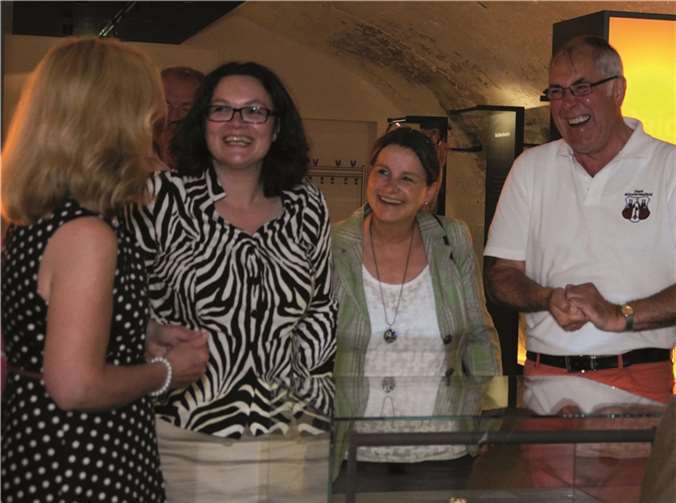In entspannter Atmosphäre im Museumskeller der Probstei. Martina Luig-Kaspari, Andrea Nahles, Stadtbürgermeisterin Claudia Schneider sowie Stadtführer Walter Meurer. Sven Koch