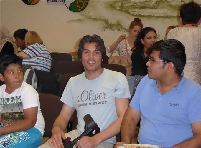 In entspannter Atmosphäre nutzten viele Teilnehmer die Möglichkeit, einem Vortrag über die Geschichte und Kultur des für uns fremden Landes zuzuhören und anschließend bei afghanischen Spezialitäten mit den Flüchtlingen ins Gespräch zu kommen.privat