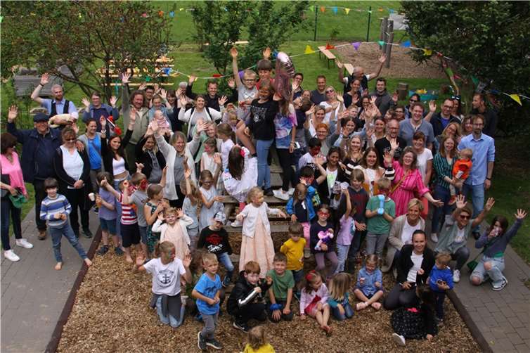In entspannter Atmosphäre und bei herrlichem „Fest-Wetter“ feierten viele Gäste, ehemalige wie zukünftige Familien und Kolleginnen und Freunde der Kita St. Maria, den runden Geburtstag ihrer Kita. Foto: Thomas Schmittgen