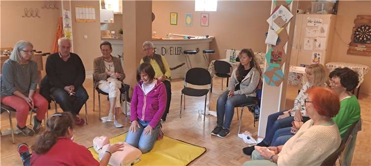 In erster Linie ging es bei der Veranstaltung um die Erste Hilfe für Senioren und neben den allgemeinen Themen auch um das Verhalten als Ersthelfer. Foto: Eva Sobotka