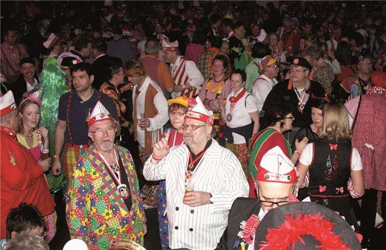 In familiärer Enge freuten sich die bunt kostümierten Jecken auf den nächsten Programmpunkt. DL